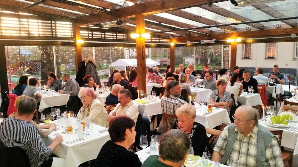 Hotel A Restaurace Kocanda