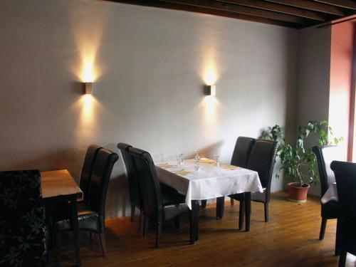 Hotel Saloon