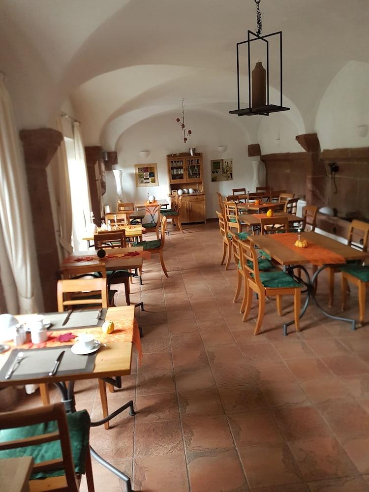 Alter Winzerhof Weisenheim Am Berg E.k.