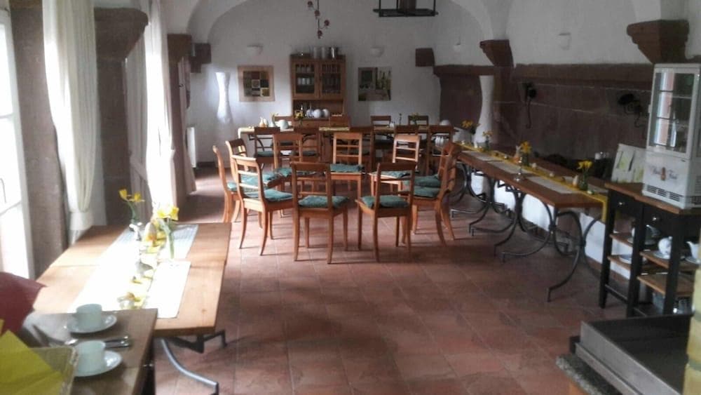 Alter Winzerhof Weisenheim Am Berg E.k.