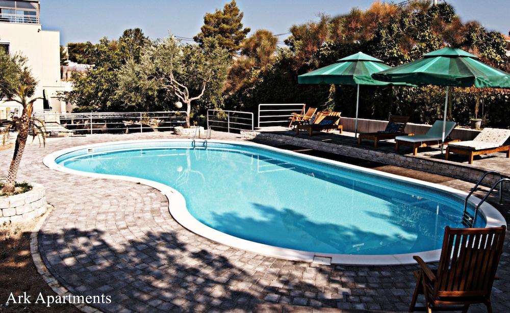 Ark Beach Apartments