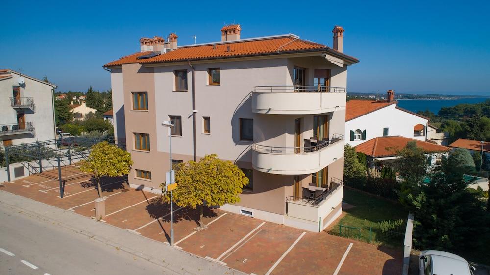 Apartments Oliva