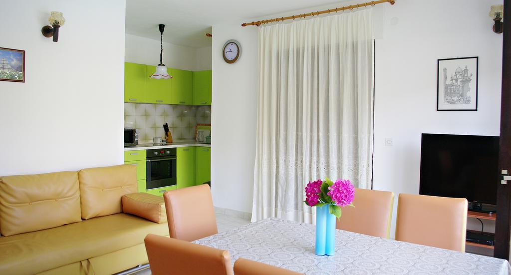 Apartments Roko Bilo