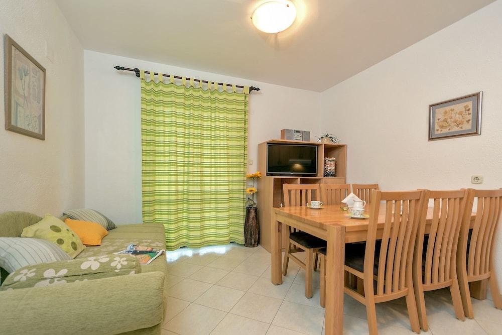 Beach Resort Apartments Bucina