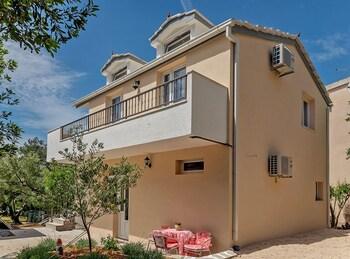 Beach Resort Apartments Bucina