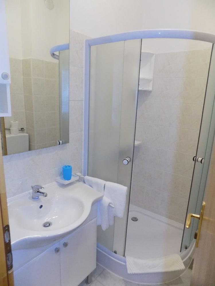 Rooms and Apartments Galeb