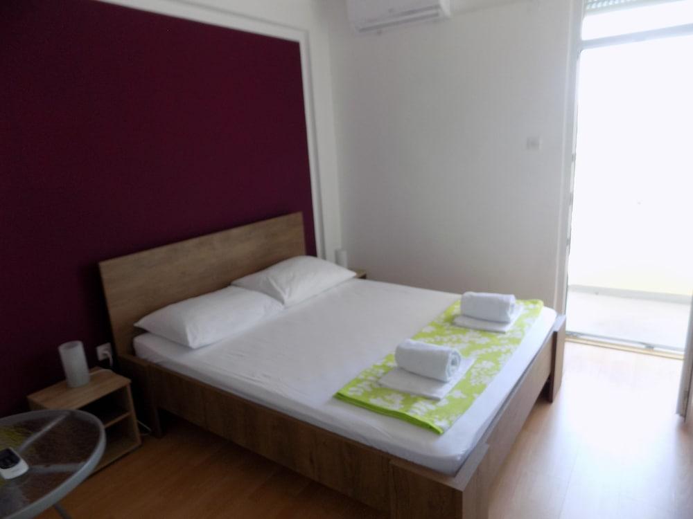 Rooms and Apartments Galeb