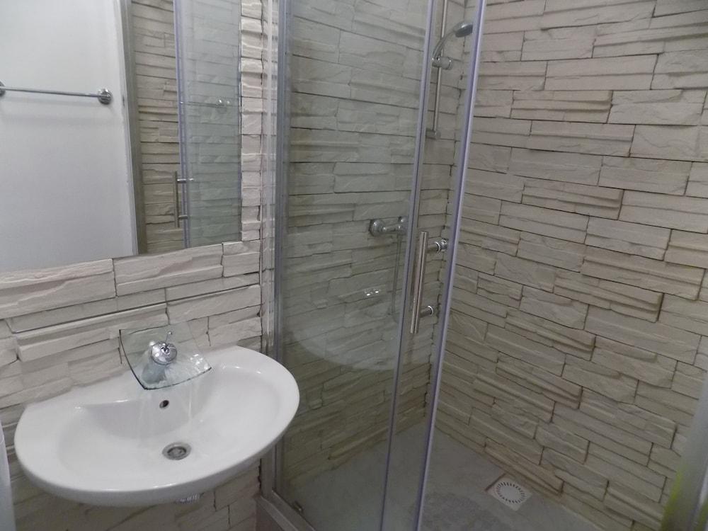 Rooms and Apartments Galeb
