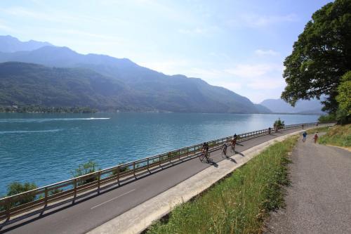 Entre Lac Et Montagnes