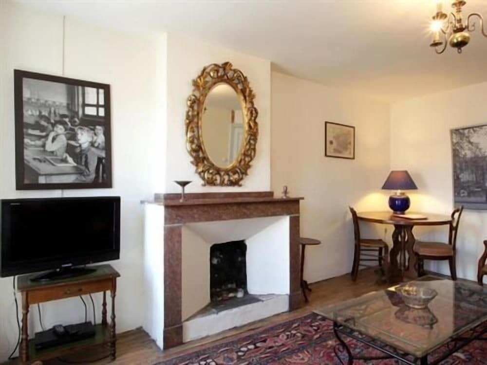 The Apartments, Rue Barbes