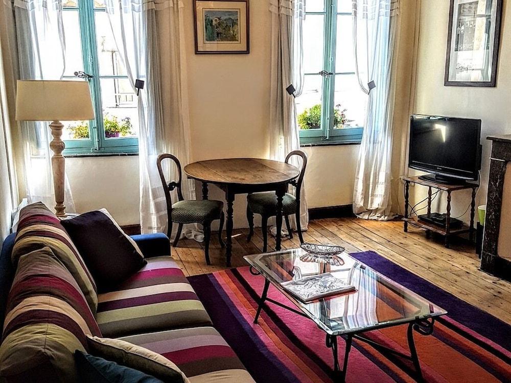 The Apartments, Rue Barbes