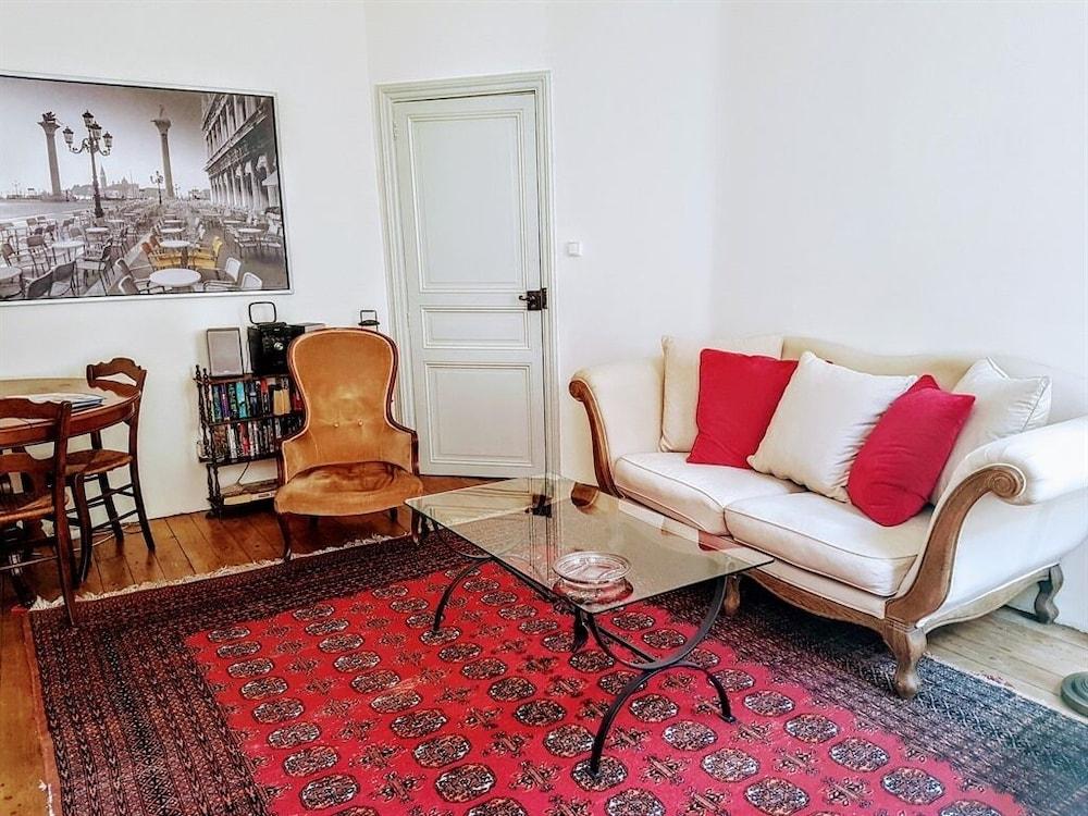 The Apartments, Rue Barbes