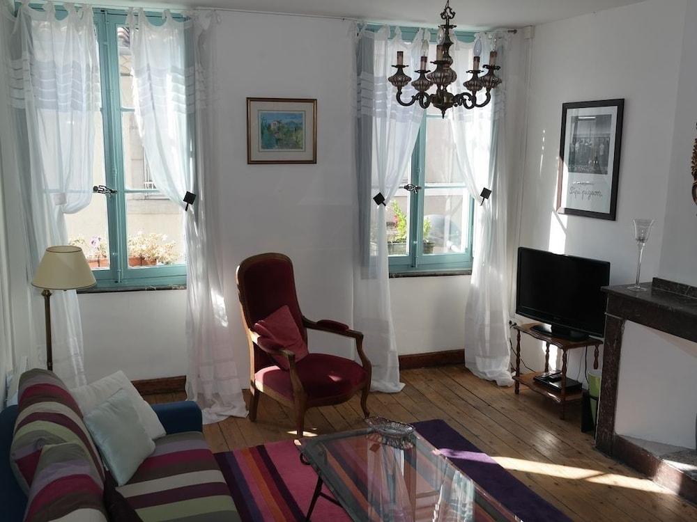 The Apartments, Rue Barbes