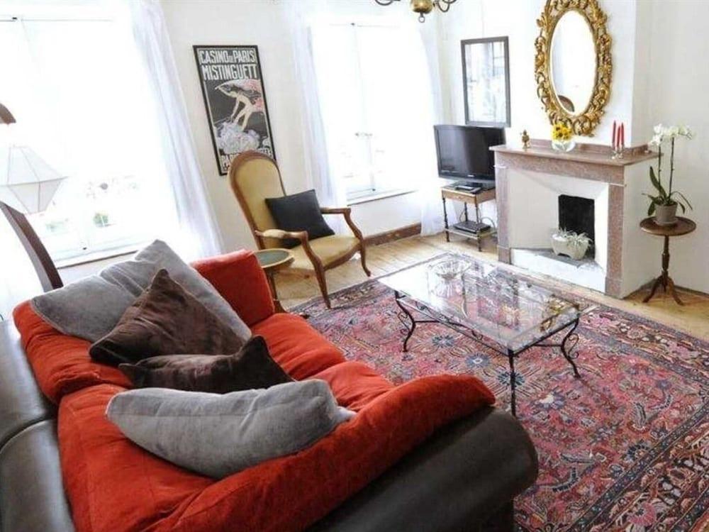The Apartments, Rue Barbes
