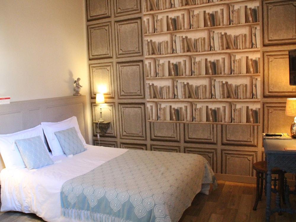 Une Chambre En Ville