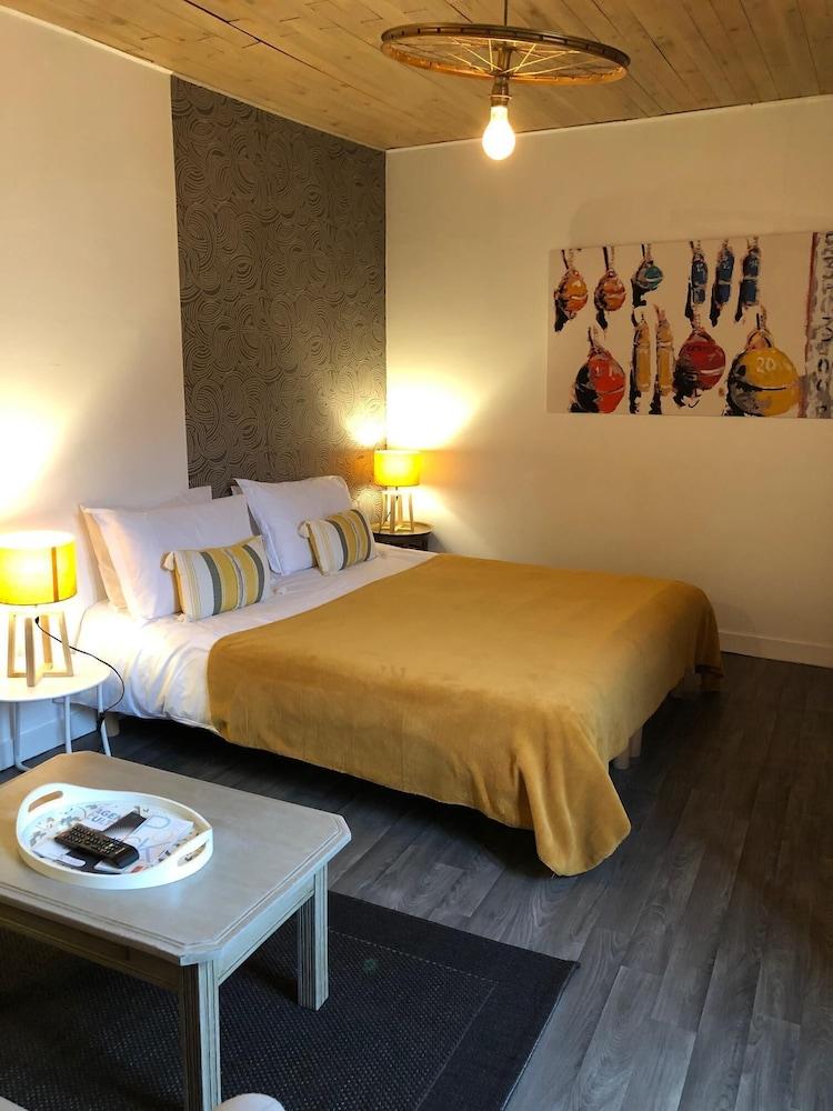 Une Chambre En Ville