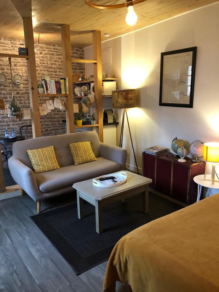 Une Chambre En Ville