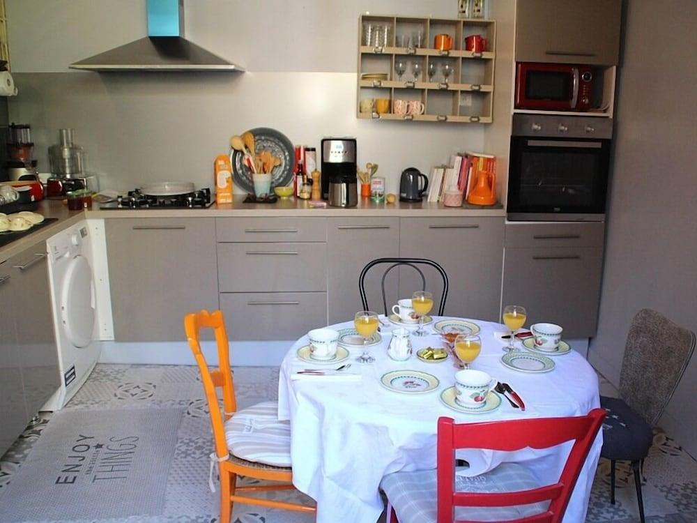 Une Chambre En Ville