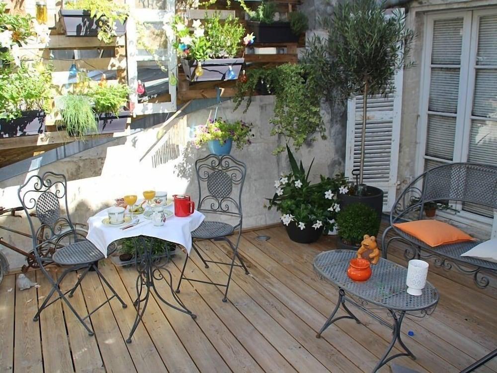 Une Chambre En Ville