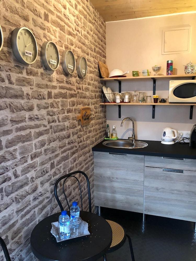 Une Chambre En Ville