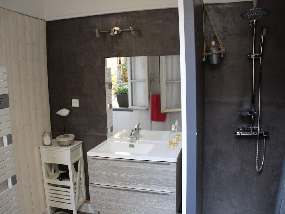 Une Chambre En Ville
