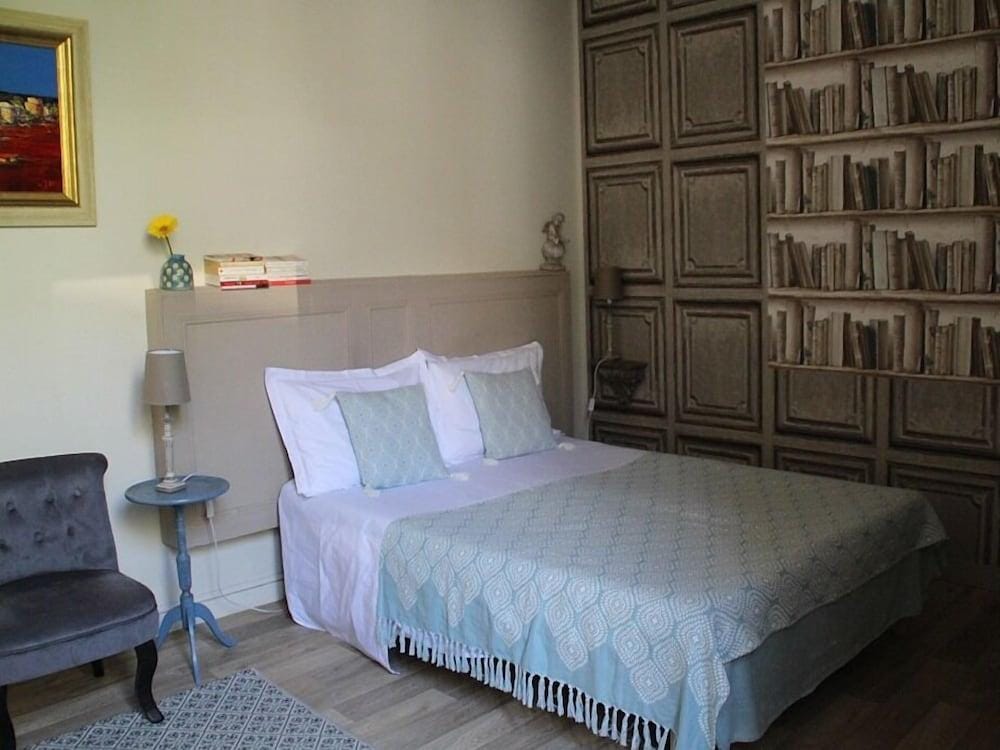 Une Chambre En Ville
