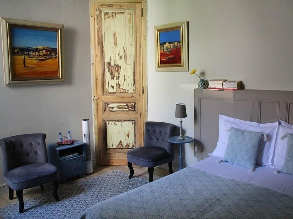 Une Chambre En Ville