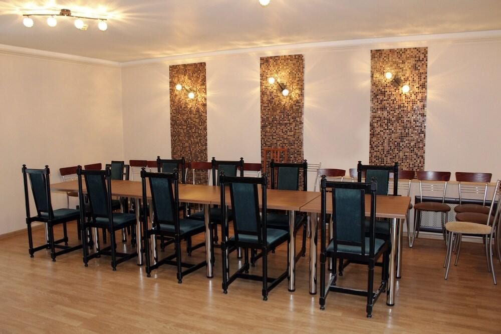MaxRooms Volga Hollywood