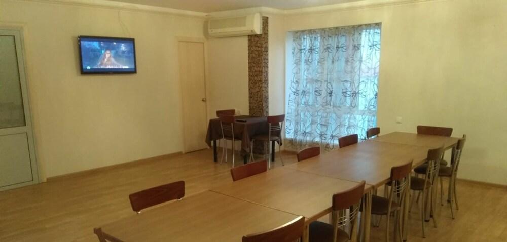 MaxRooms Volga Hollywood