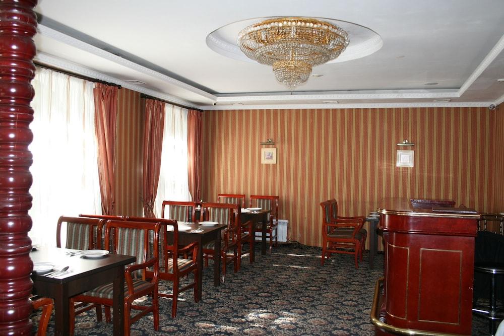 De Luxe Hotel
