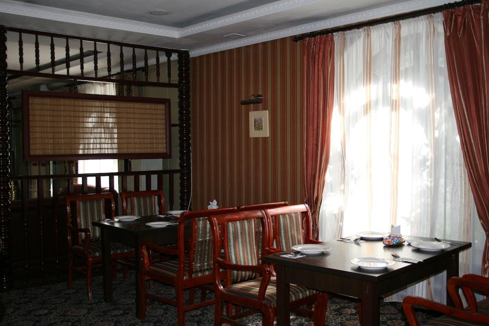 De Luxe Hotel