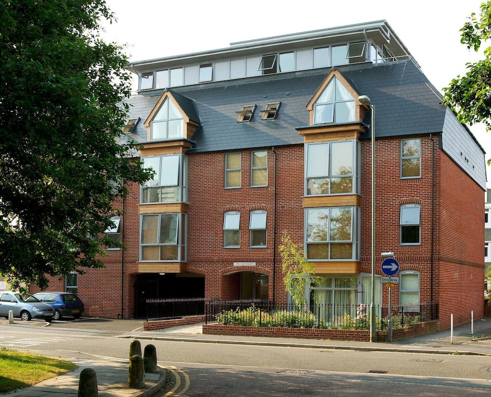 Pelican House Apartments