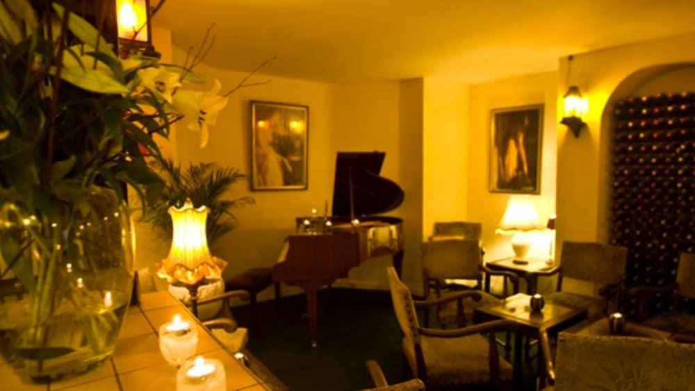 Overcliffe Hotel & Bloomers Restaurant
