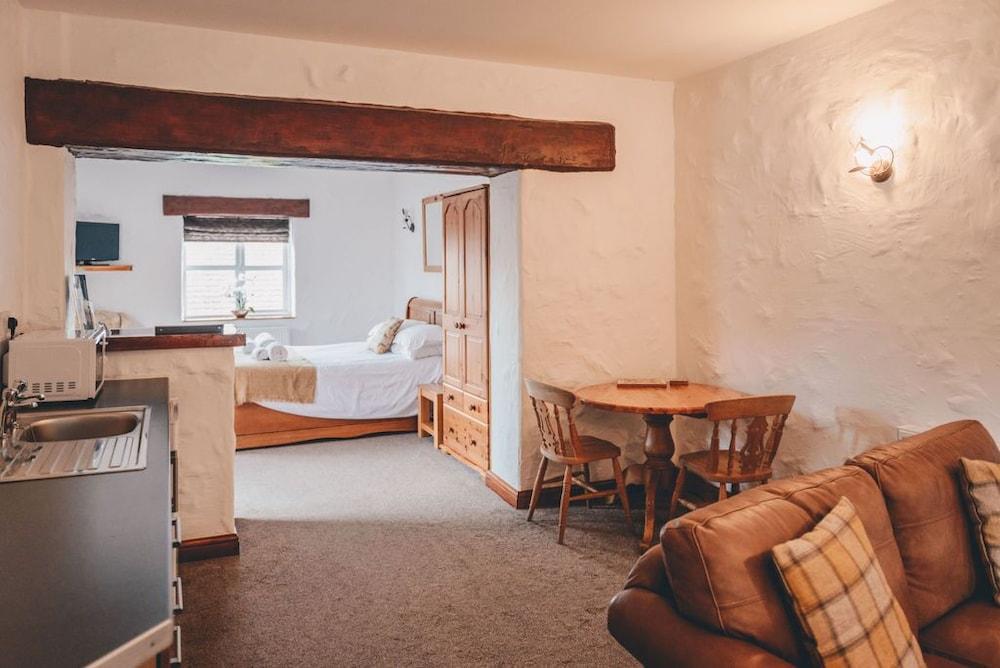 Home Farm & Lodge