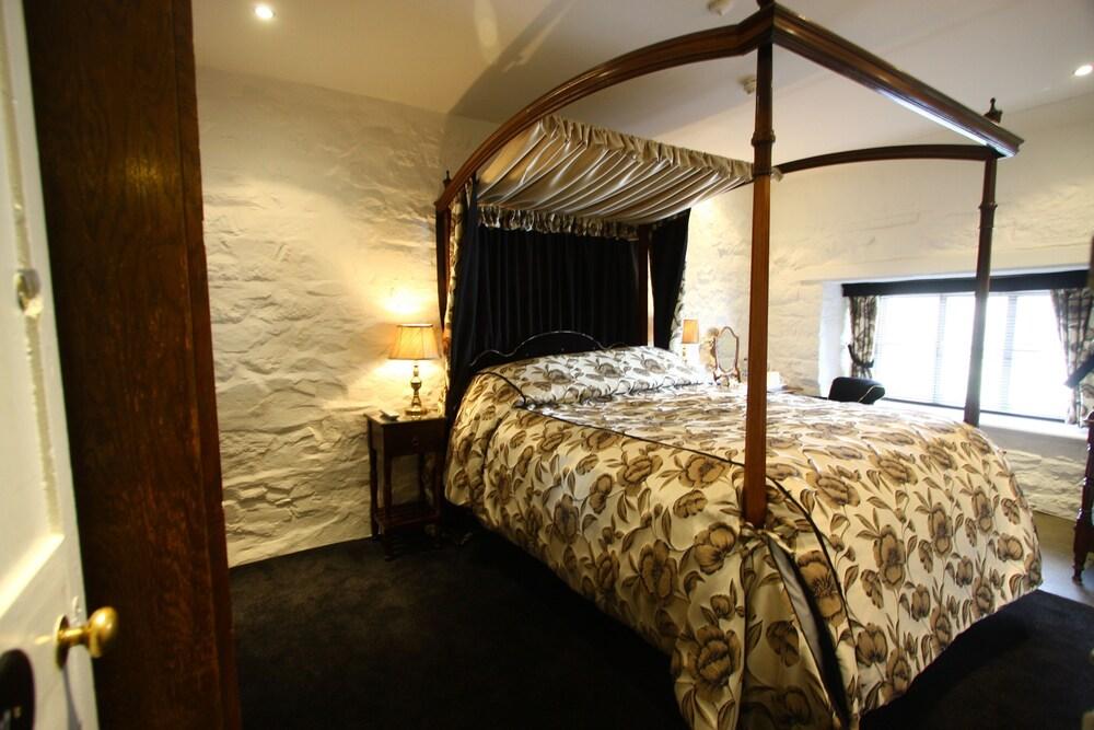 The Oxenham Arms Hotel