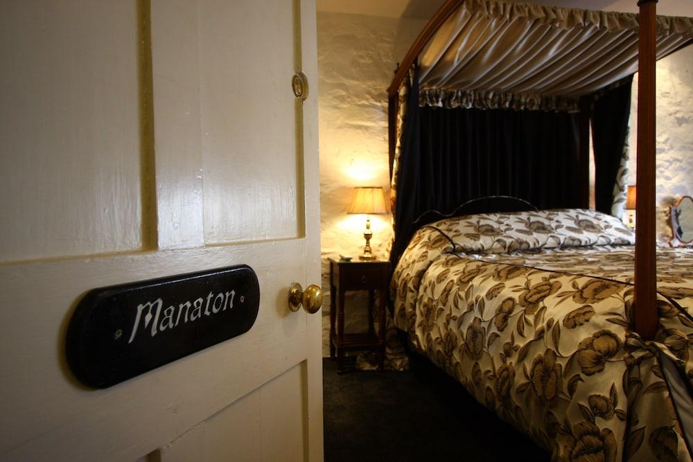 The Oxenham Arms Hotel