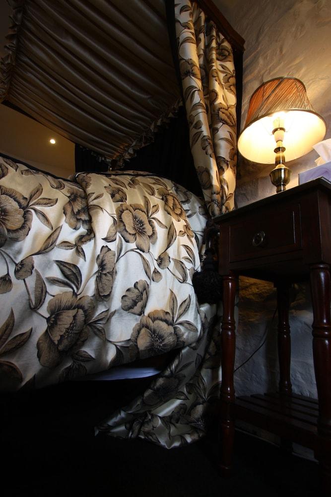 The Oxenham Arms Hotel
