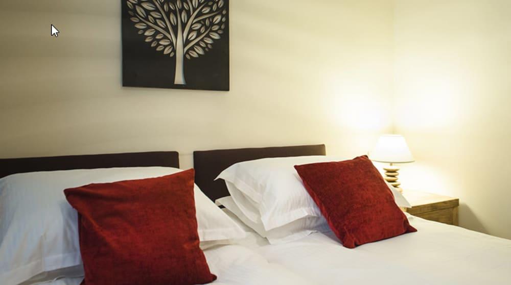 Romneys Apartments & Suites