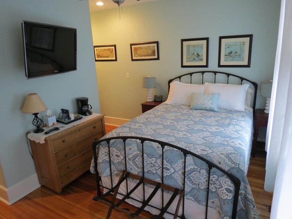 Drydock Cafe & Inn