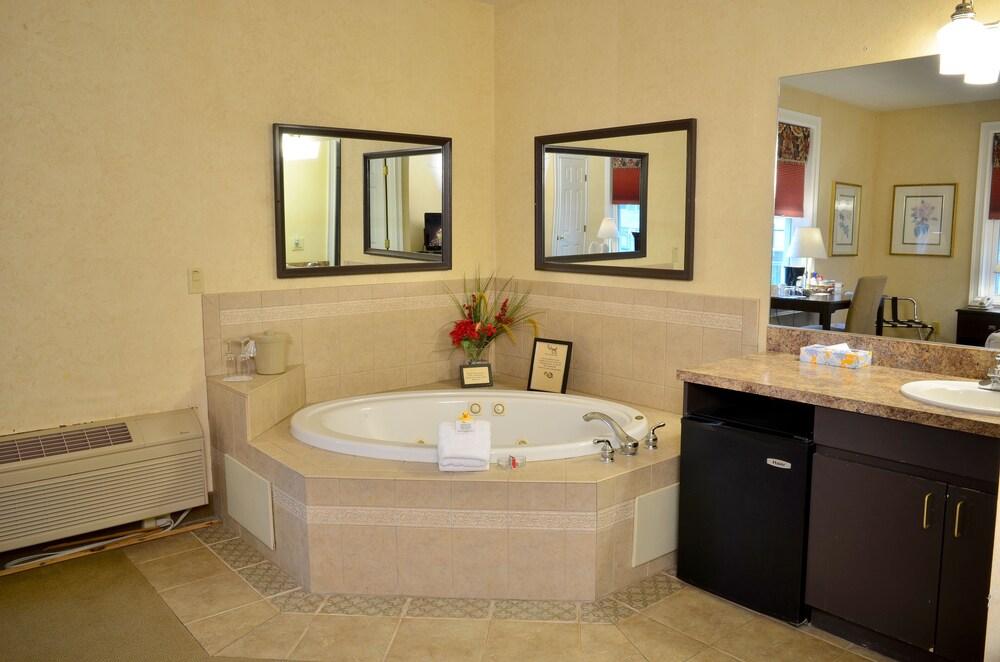 Skaneateles Suites And Boutique Hotel