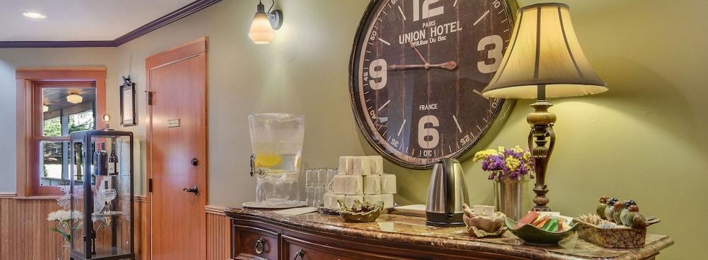Wild Iris Inn