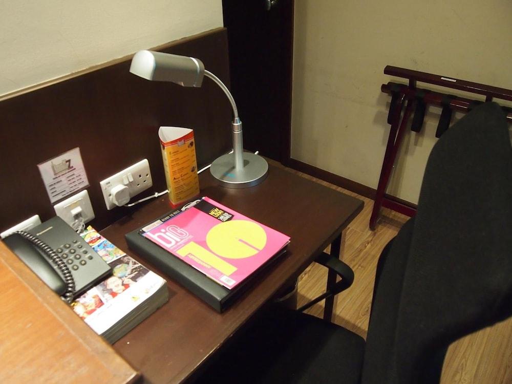 Roomz Hotel