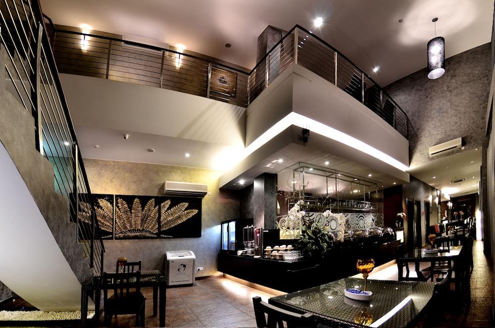 Roomz Hotel