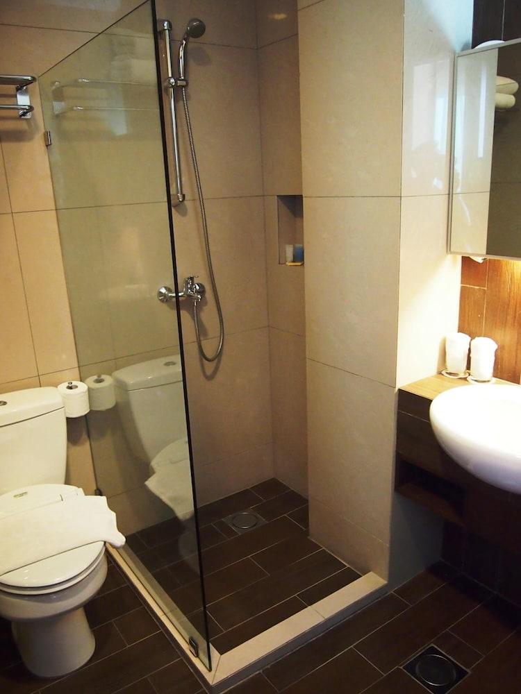 Roomz Hotel