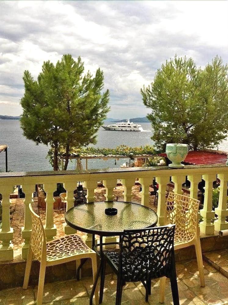 Kalemi's Beach and Hotel
