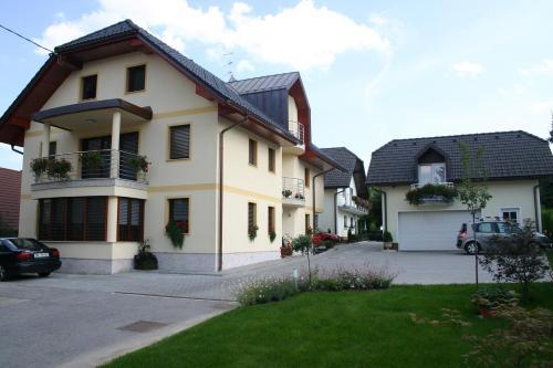 Apartmaji Sobe Ravbar