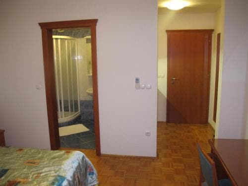 Apartmaji Sobe Ravbar