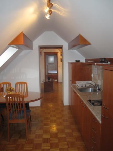 Apartmaji Sobe Ravbar