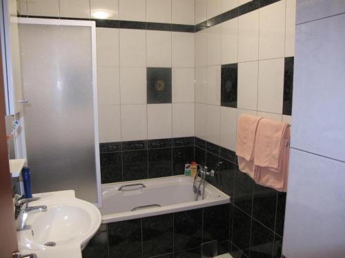 Apartmaji Sobe Ravbar
