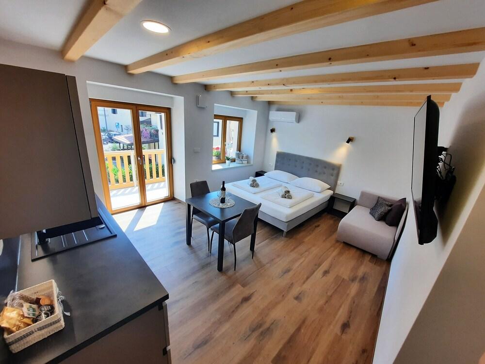 Apartments Hlapi
